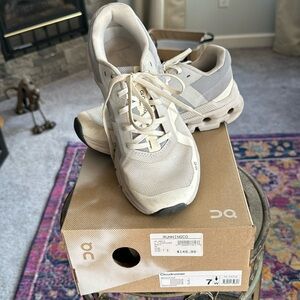Cloudrunner, color white/frost, size 7 woman’s, excellent shape(rarely worn)